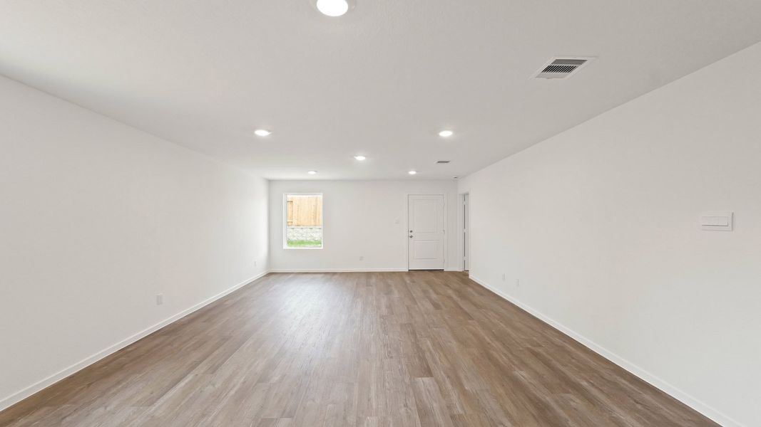 Representative unfurnished interior of a home built from the Barton by D.R. Horton in Lake Conroe Cove, Willis (Image 18).
