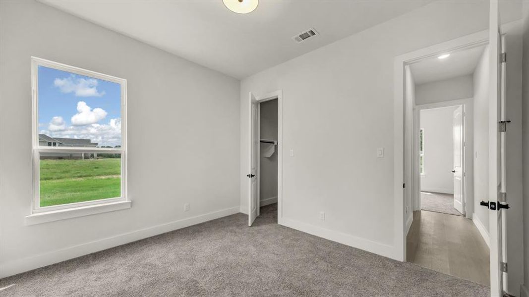 Spacious, unfurnished interior of a new home in Freeman Ranch, Weatherford (Image 18).