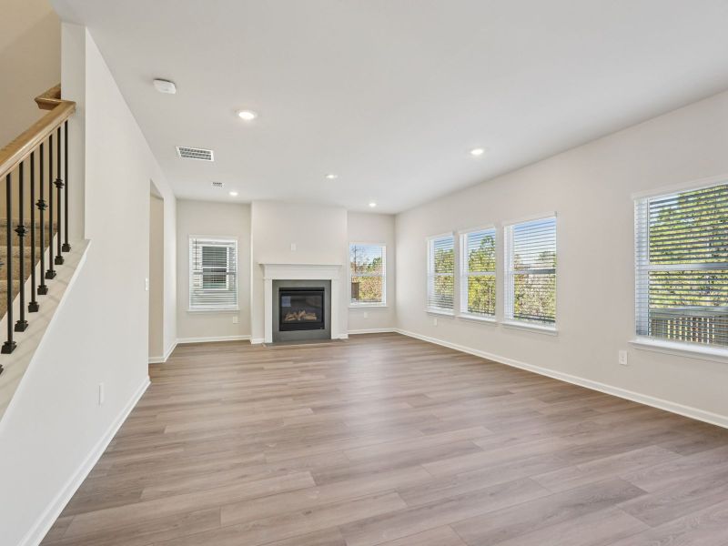 Spacious, unfurnished interior of a new home in Ivey Township, Dallas (Image 13).