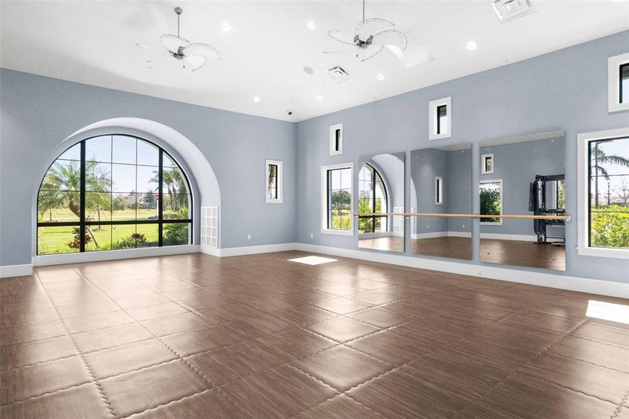 Spacious, unfurnished interior of a new home in , Sarasota (Image 25).
