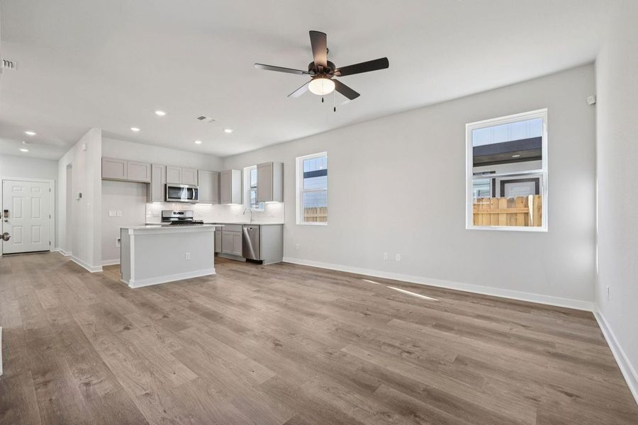 Spacious, unfurnished interior of a new home in The Hollows at Avery Centre, Round Rock (Image 18).