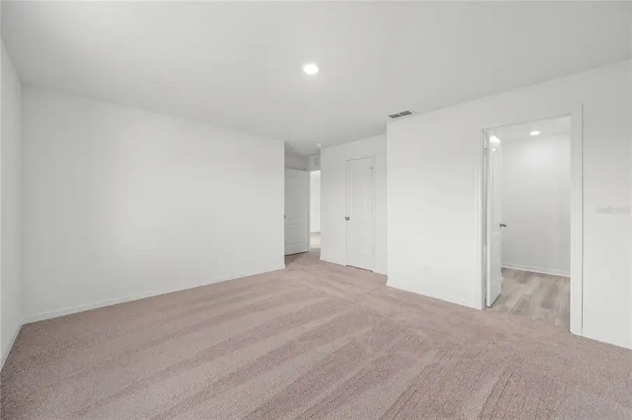 Spacious, unfurnished interior of a new home in Gum Lake Preserve, Lake Alfred (Image 14).