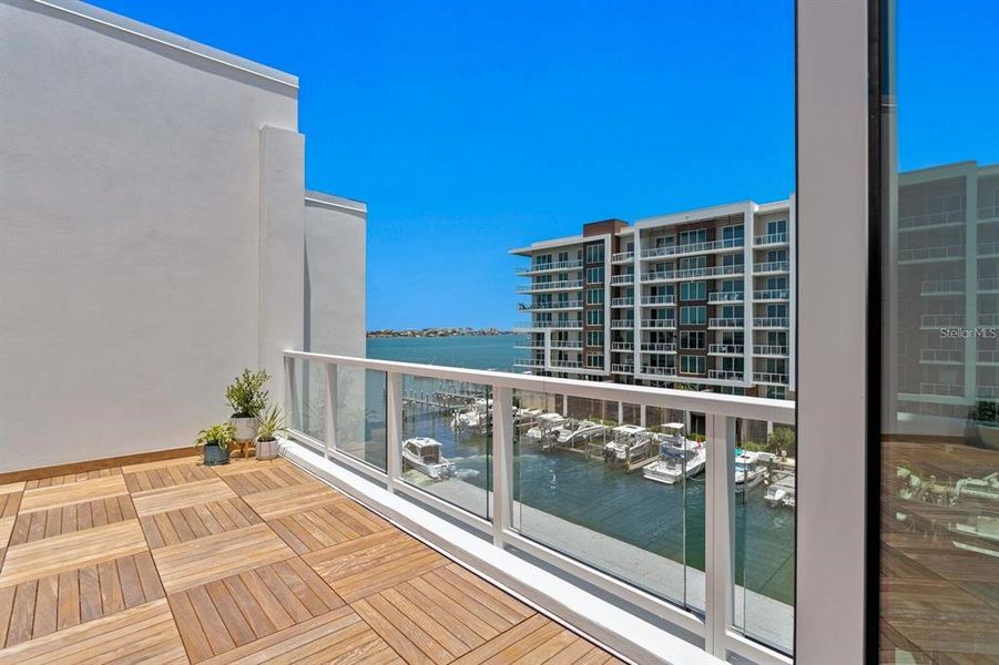 Condo located in Clearwater, FL showcasing its design and architecture (Image 3). Condo located in Clearwater, FL showcasing its design and architecture (Image 3).