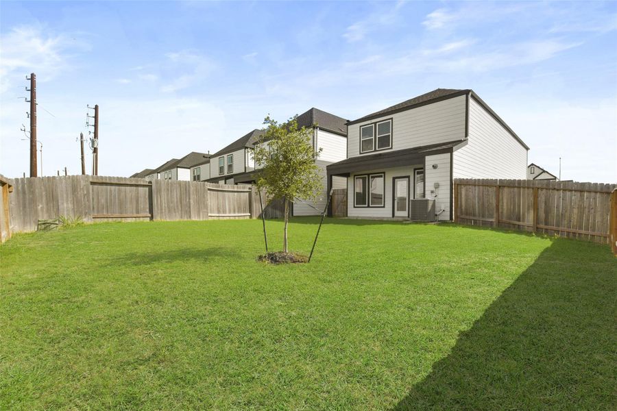 Exterior details and patio area of a home in City Gate North, Houston (Image 21).