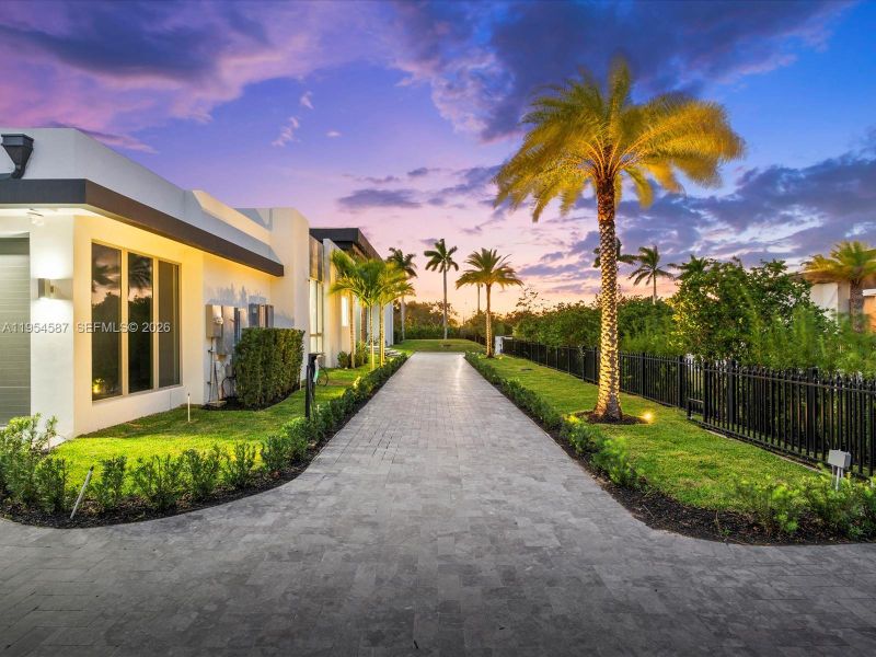 Exterior details and patio area of a home in , Plantation (Image 21).