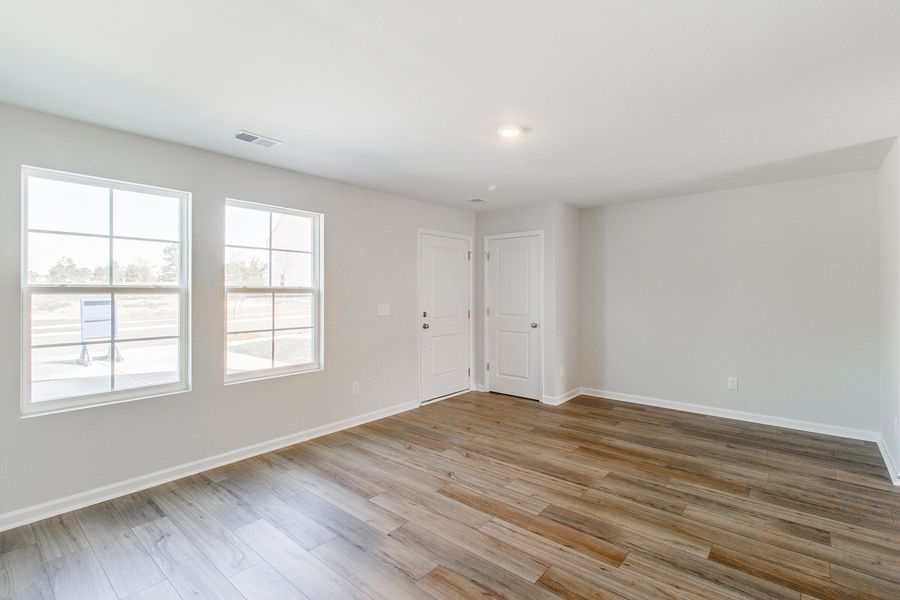 Spacious, unfurnished interior of a new home in Astoria, Columbia (Image 14).