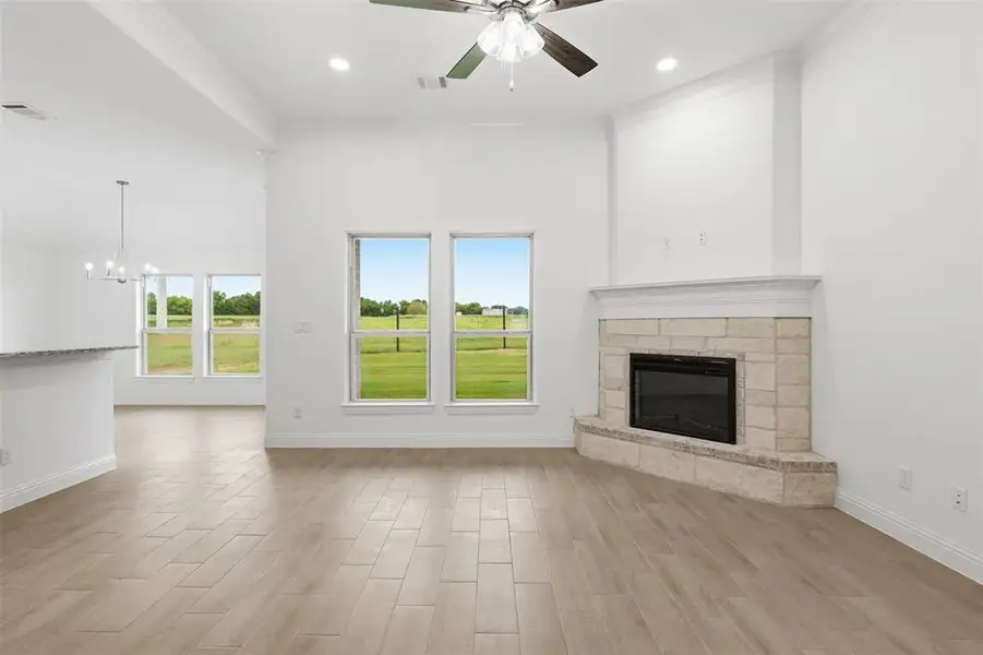Spacious, unfurnished interior of a new home in , Tolar (Image 15).