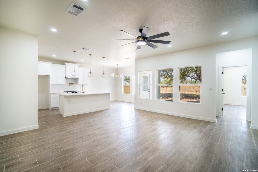 Spacious, unfurnished interior of a new home in , La Vernia (Image 15).