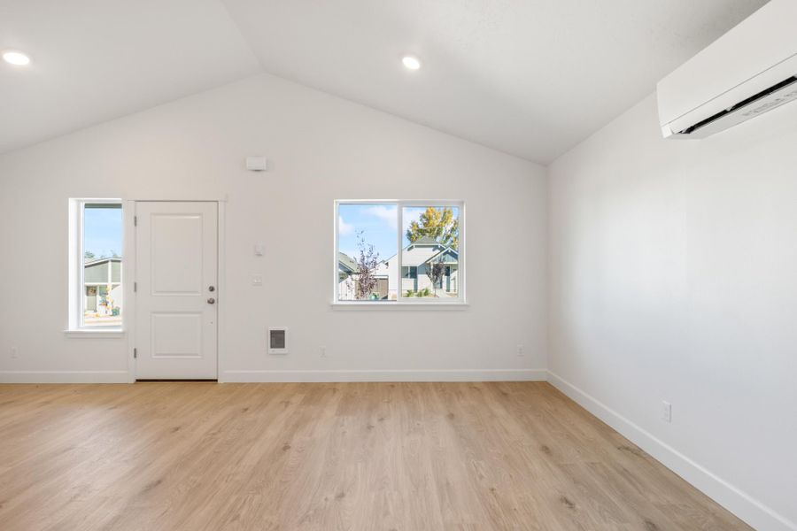 Spacious, unfurnished interior of a new home in Feather Ridge, Redmond (Image 10).