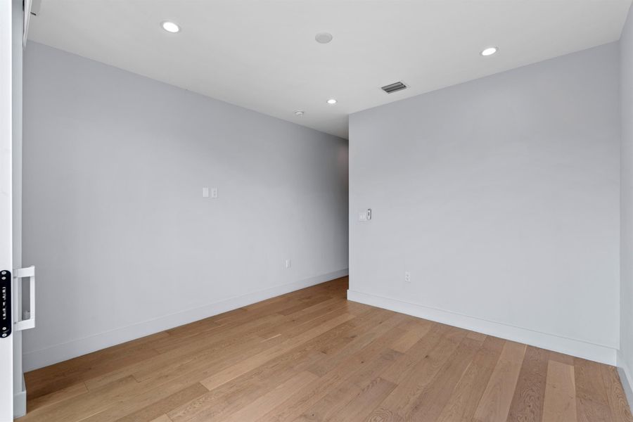 BEDROOM_3_LOOKING_IN_DT