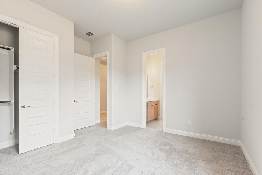 Spacious, unfurnished interior of a new home in Brookewater, Rosenberg (Image 18).