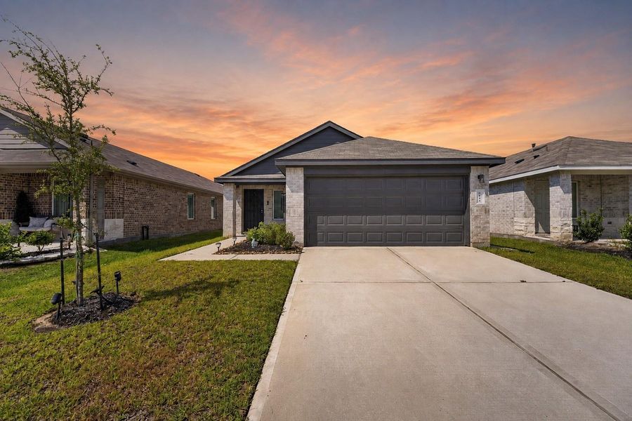 Welcome to 5619 Avalon Woods Drive! This attractive single-story D.R. Horton home offers modern finishes, an attached two-car garage and inviting curb appeal. Welcome to 5619 Avalon Woods Drive! This attractive single-story D.R. Horton home offers modern finishes, an attached two-car garage and inviting curb appeal.