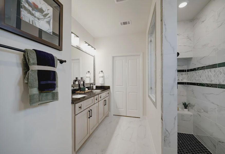 Plan 3059 primary bath - staged - 10 of 19