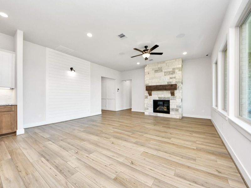 Spacious, unfurnished interior of a new home in Lago Mar, Texas City (Image 35).