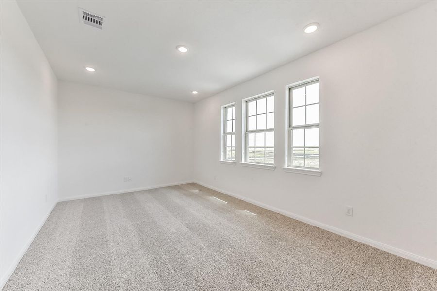 Spacious, unfurnished interior of a new home in River Ranch Meadows, Dayton (Image 26).