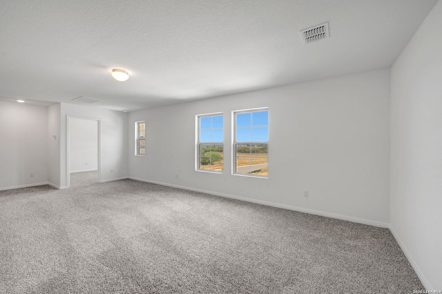 Spacious, unfurnished interior of a new home in Mesquite Ridge, San Antonio (Image 28).