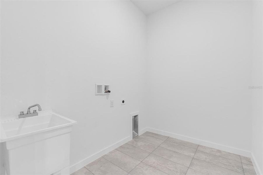 Spacious, unfurnished interior of a new home in , Ocala (Image 24).