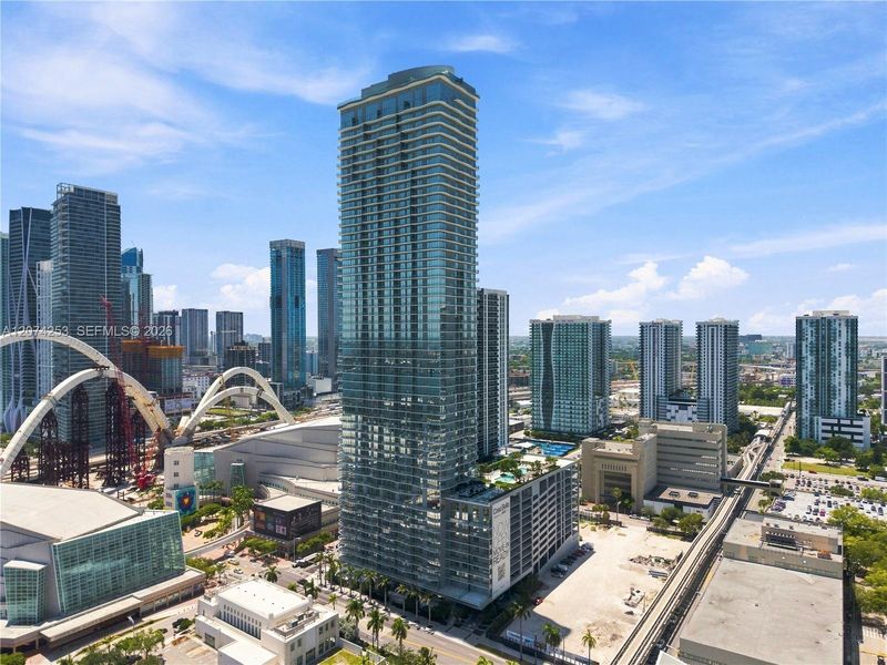 Condo located in Miami, FL showcasing its design and architecture (Image 24).