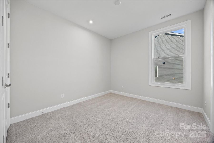 Spacious, unfurnished interior of a new home in Handsmill on Lake Wylie, York (Image 30).