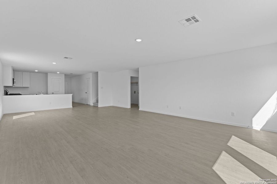 Spacious, unfurnished interior of a new home in Lodi Grove, Floresville (Image 27).