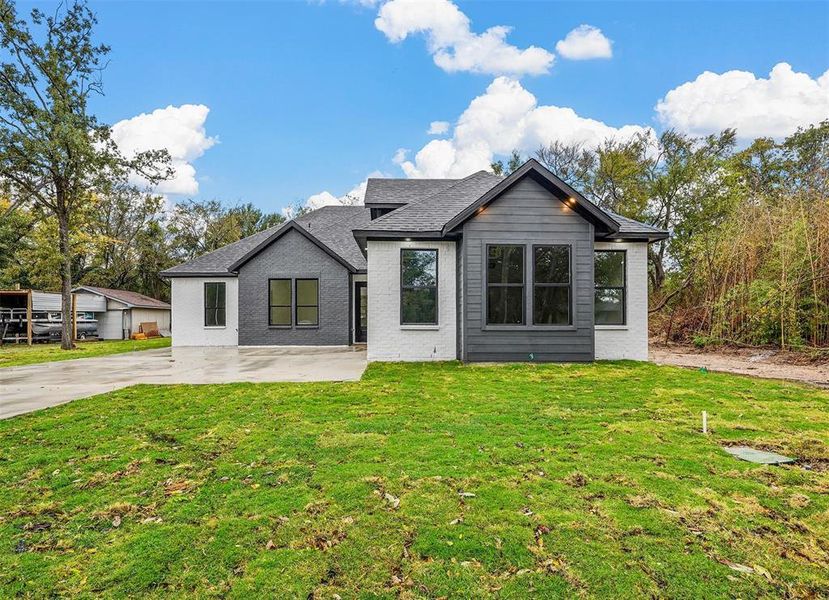 View of front of property featuring a front lawn