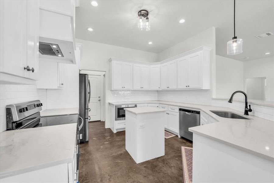 Furnished interior view inside a new home in , Riesel (Image 11).