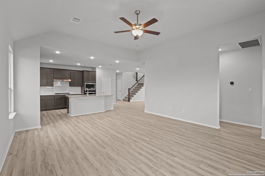 Spacious, unfurnished interior of a new home in Sunflower Ridge, New Braunfels (Image 32).