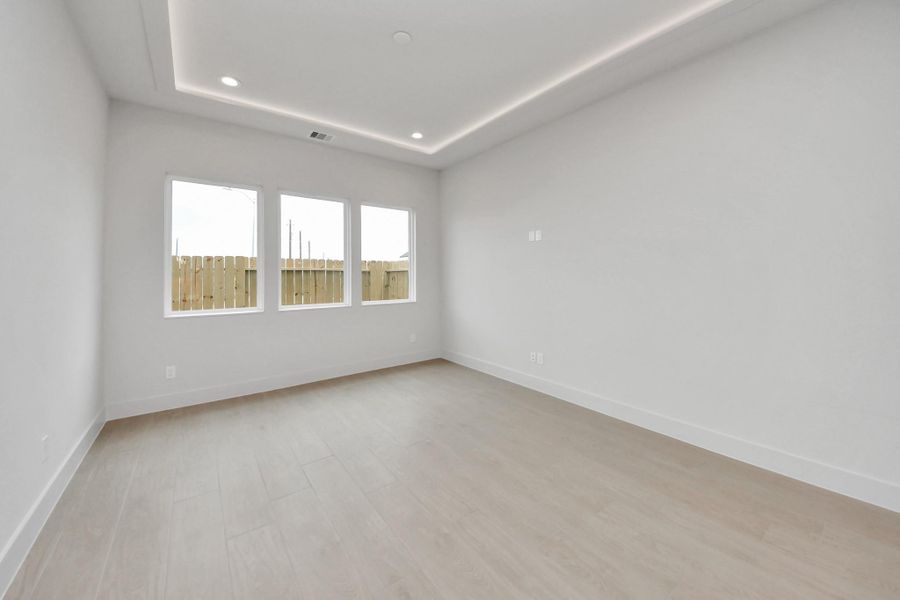 Spacious, unfurnished interior of a new home in Alicante, Houston (Image 27).