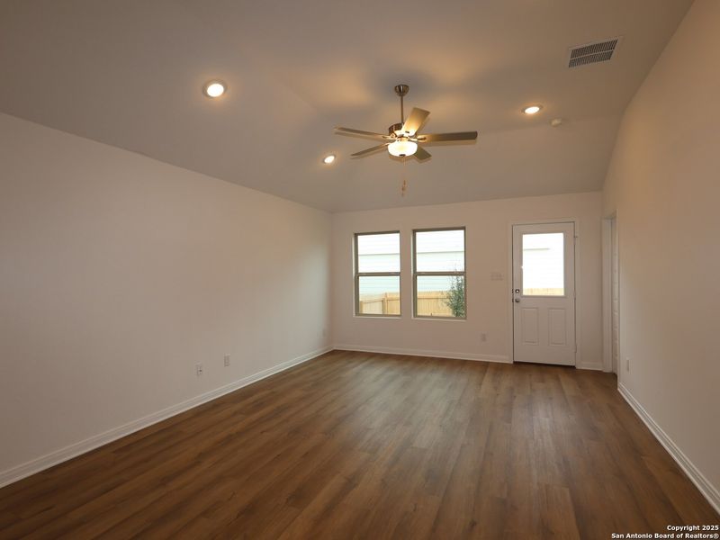 Spacious, unfurnished interior of a new home in Paloma Park, Converse (Image 16).