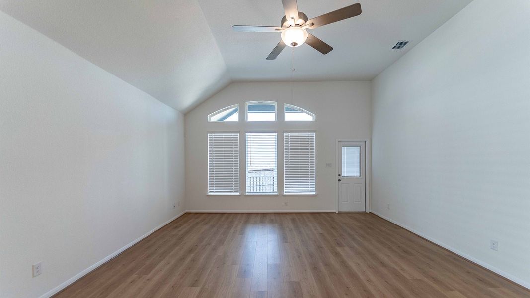 Spacious, unfurnished interior of a new home in Sunfield, Buda (Image 19).