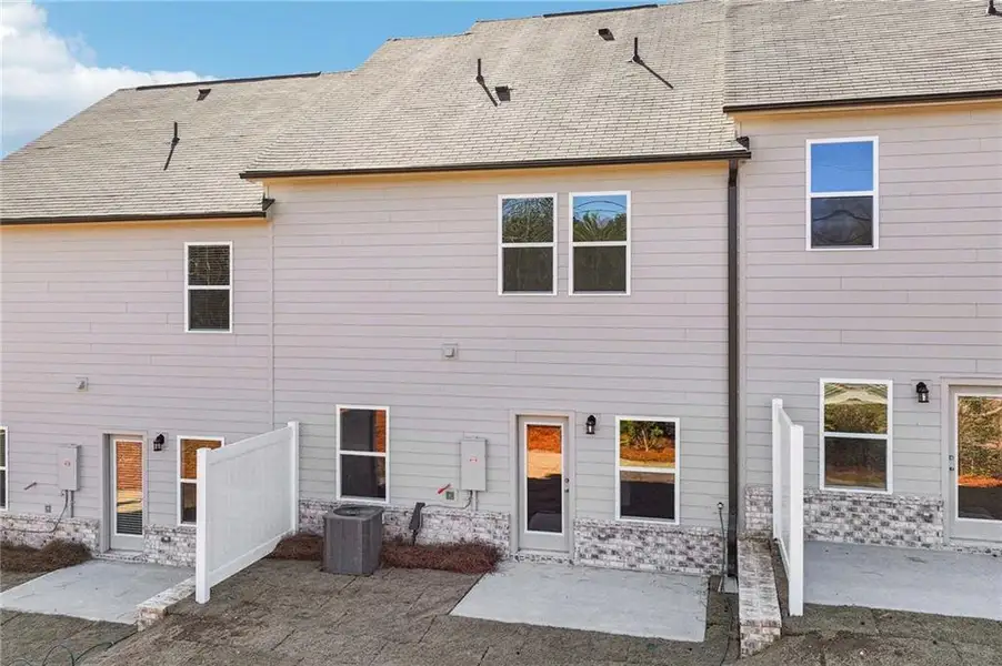 Exterior details and patio area of a home in Leydenview, Mableton (Image 4).