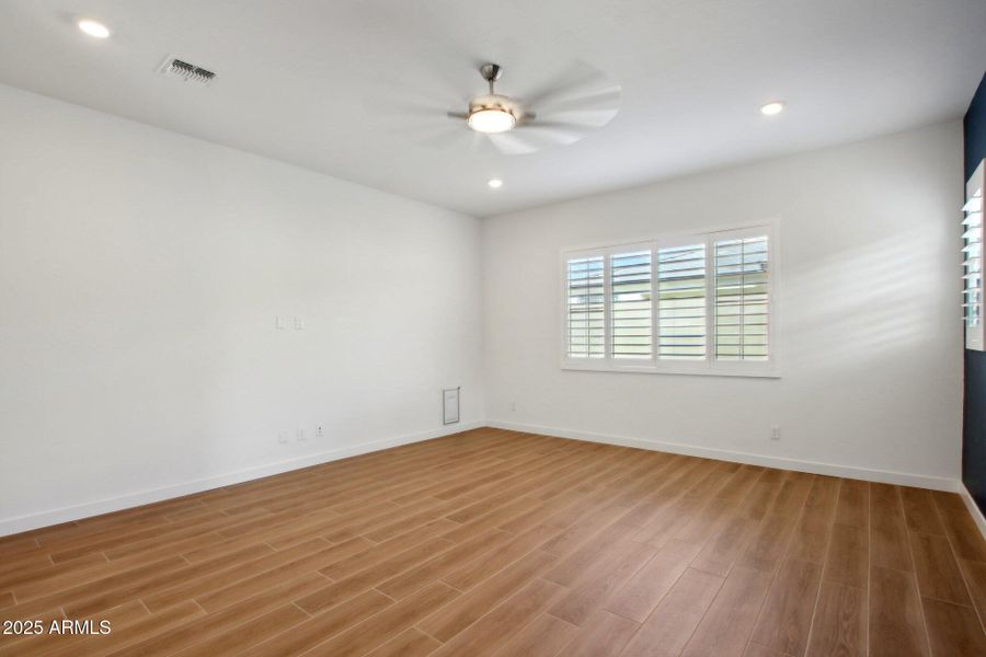 22-web-or-mls-E Beechnut Pl-020