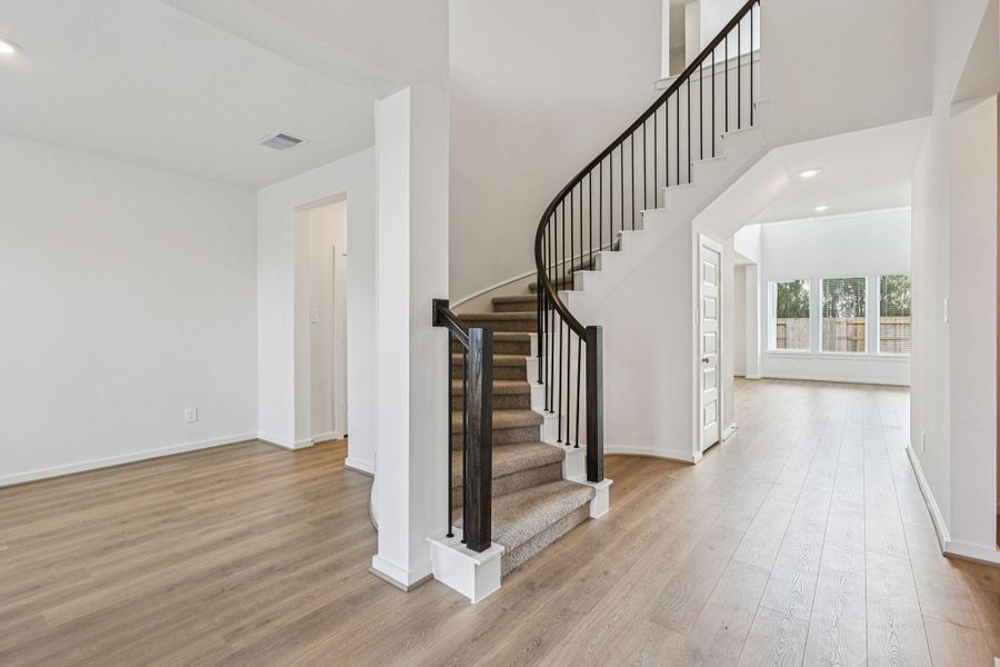 Spacious, unfurnished interior of a new home in Stewart's Ranch, Conroe (Image 14).