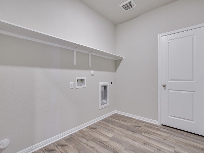 Spacious, unfurnished interior of a new home in Riverbend at Double Eagle - Reserve Collection, Cedar Creek (Image 7).