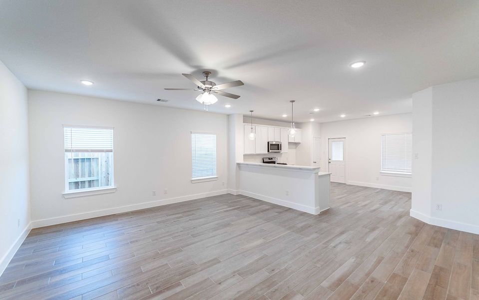 Spacious, unfurnished interior of a new home in River Ranch Meadows, Dayton (Image 8).