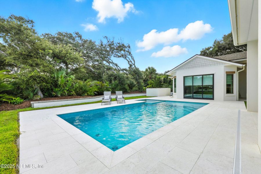 Exterior details and patio area of a home in , Ponte Vedra Beach (Image 26).