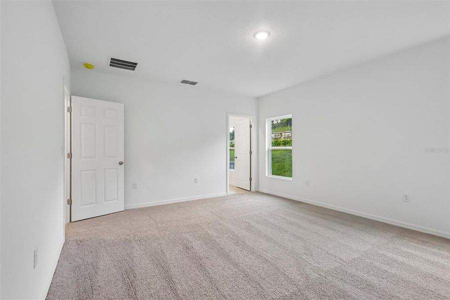 Spacious, unfurnished interior of a new home in Eagletail Landings, Howey-in-the-Hills (Image 22).