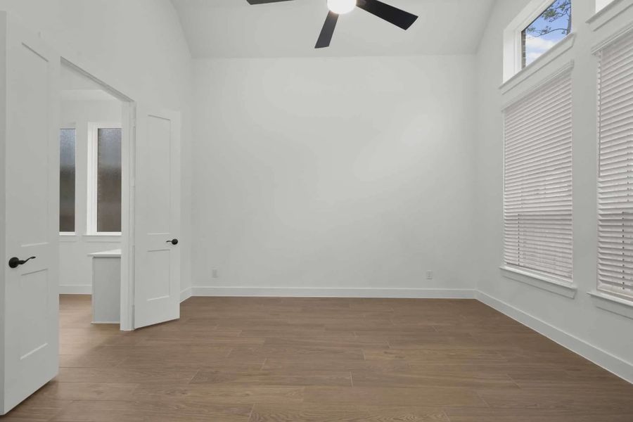 Spacious, unfurnished interior of a new home in Evergreen, Fulshear (Image 32).