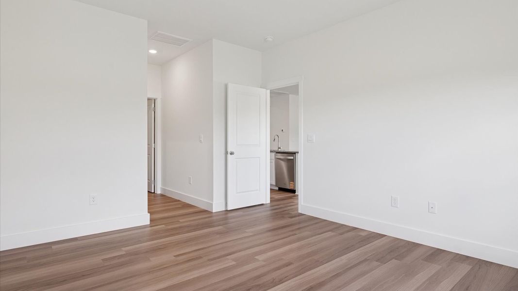 Spacious, unfurnished interior of a new home in Millstone Village, Morristown (Image 14).