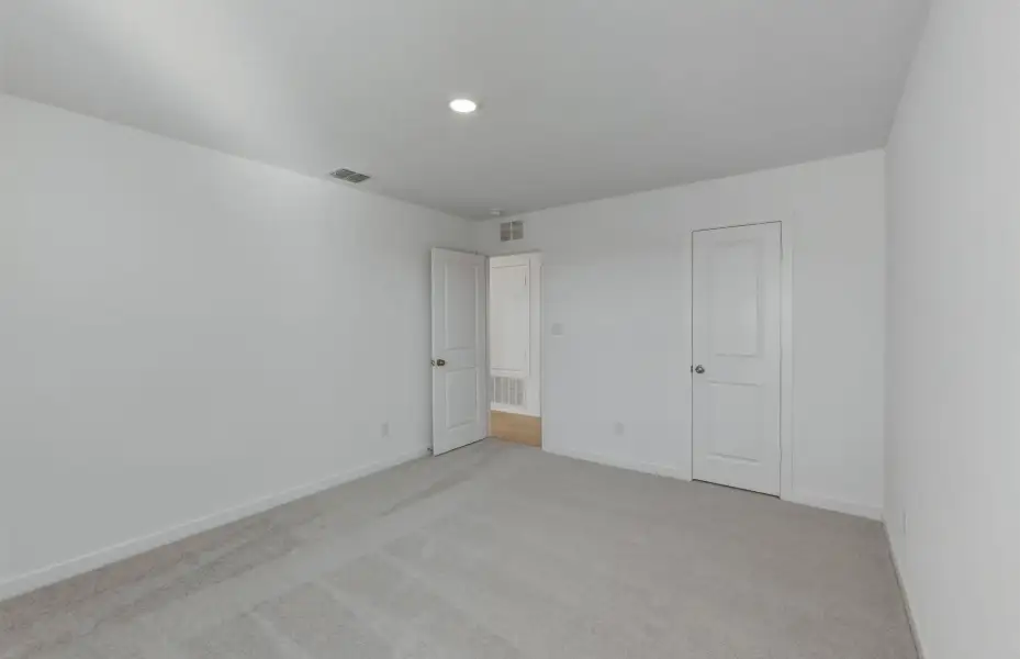 Spacious, unfurnished interior of a new home in Sunfield, Buda (Image 26).