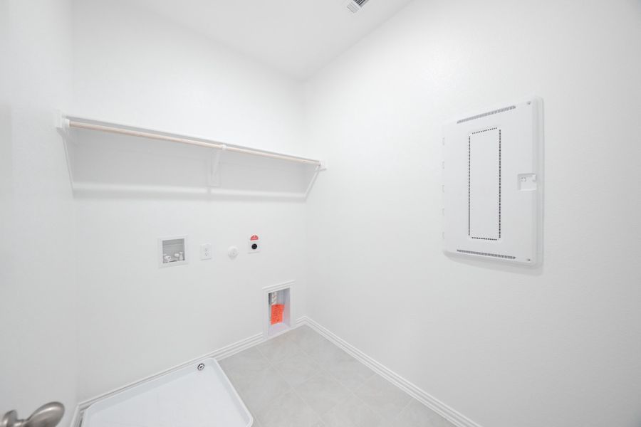 Spacious, unfurnished interior of a new home in Churchill, Anna (Image 14).