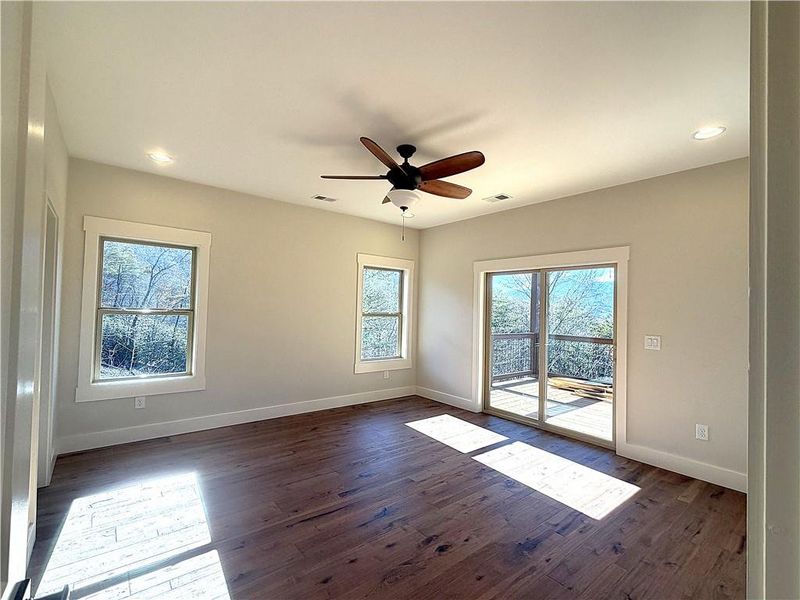 Spacious, unfurnished interior of a new home in , Hiawassee (Image 6).
