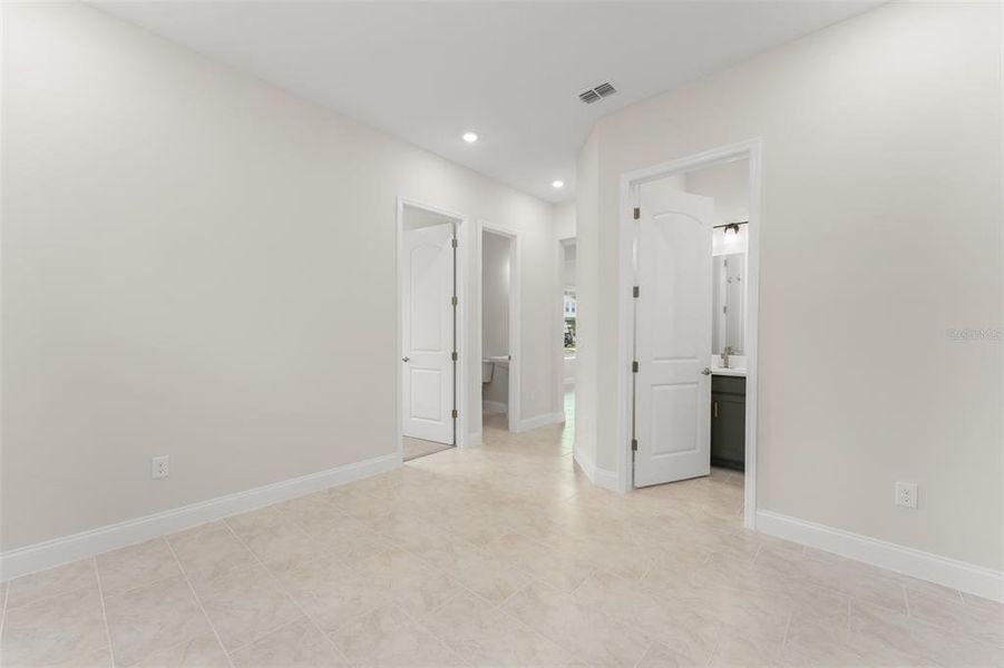 Spacious, unfurnished interior of a new home in , Orlando (Image 37).
