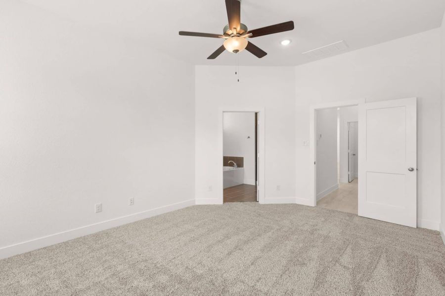 Spacious, unfurnished interior of a new home in Sienna, Missouri City (Image 13).