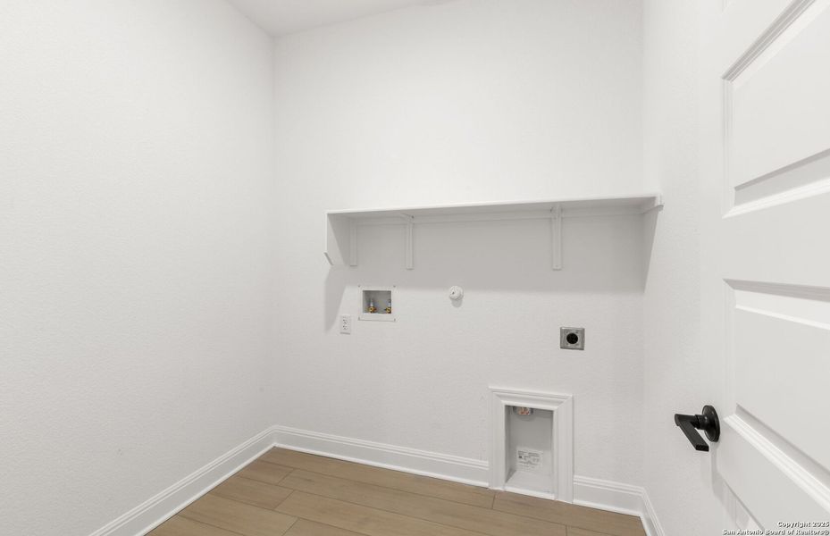 Spacious, unfurnished interior of a new home in Dove Song, Marion (Image 19).