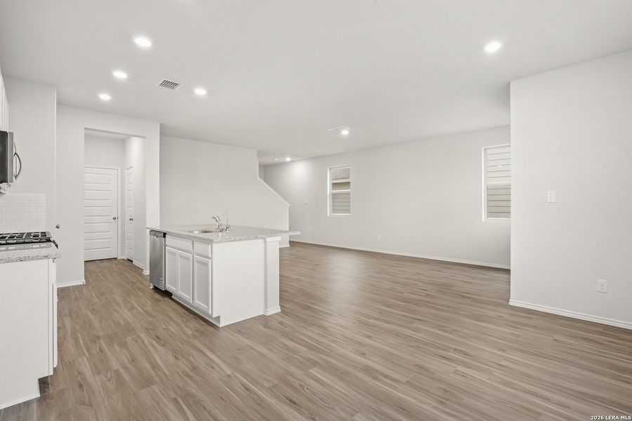 Spacious, unfurnished interior of a new home in Blue Ridge Ranch, San Antonio (Image 19).