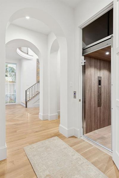Spacious, unfurnished interior of a new home in Highland Park, Dallas (Image 20).