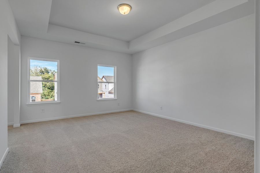 Spacious, unfurnished interior of a new home in Stratford Station, Lebanon (Image 18).