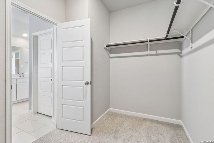 Spacious, unfurnished interior of a new home in Thomas Pond, San Antonio (Image 38).