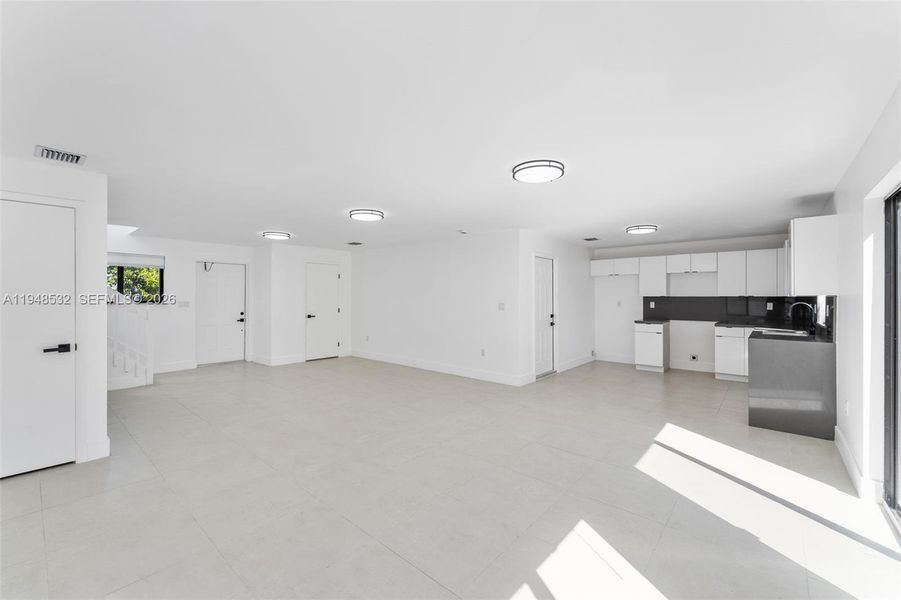 Spacious, unfurnished interior of a new home in , Miami (Image 11).